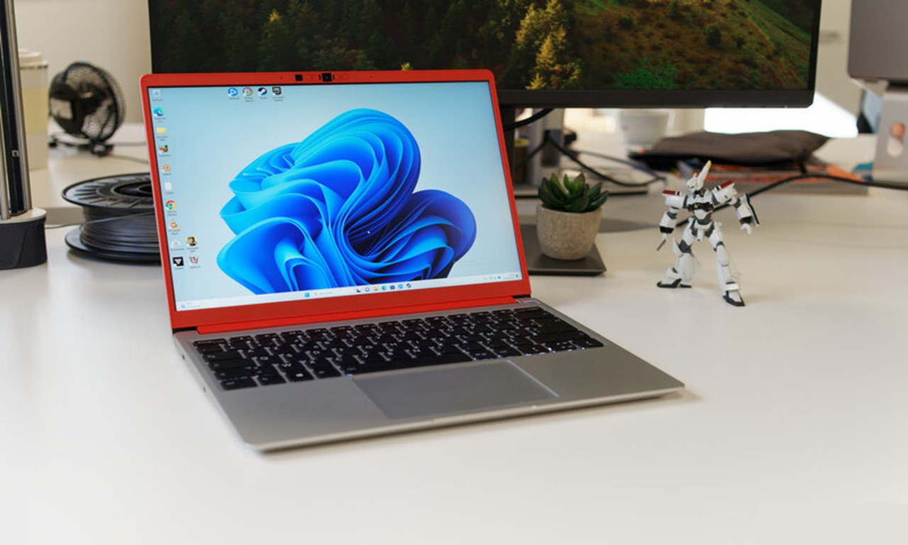 Laptop 13 with AMD Ryzen 7 7840U