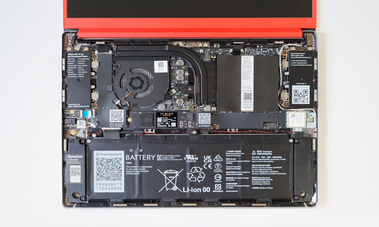 Laptop 13 with AMD Ryzen 7 7840U