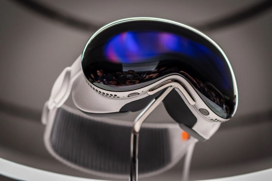 Apple Vision Pro Gaming Controls Integrated into Headset
