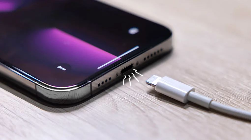 Apple Warns Users About Dangers of Charging Phones at Bedtime (1)