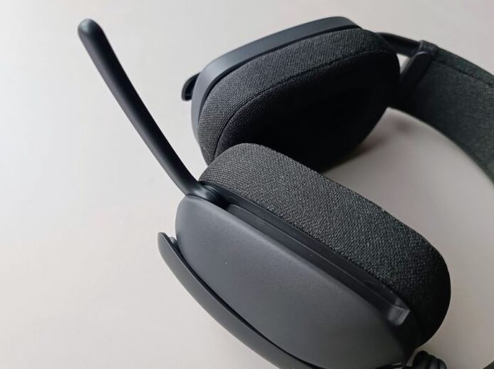 Logitech Zone Vibe 100 Wireless Headphones Review (4)