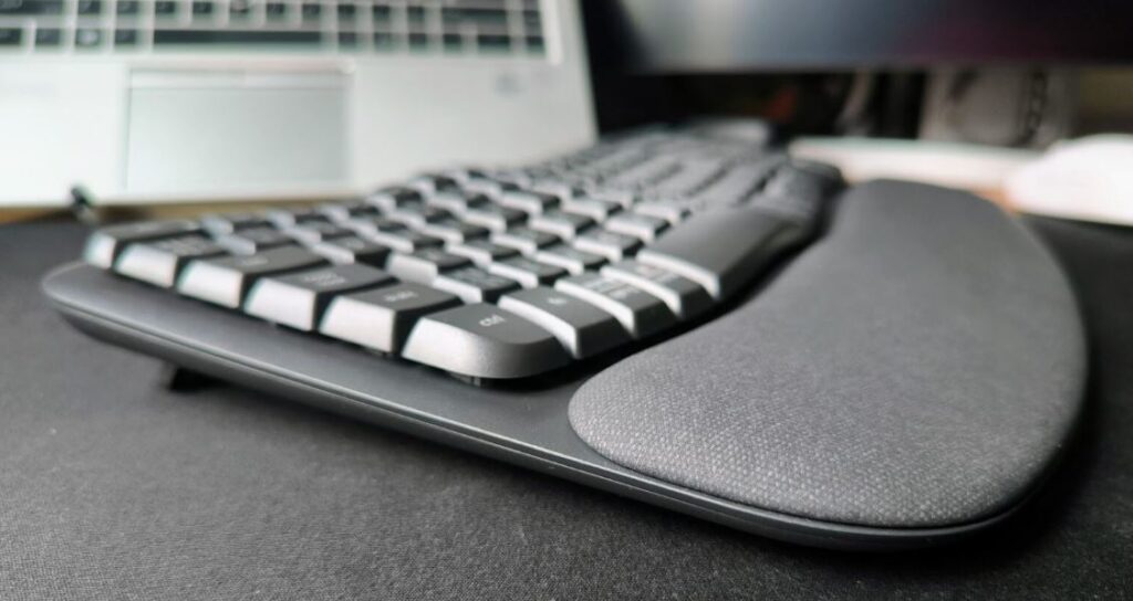 Review of Logitech Wave Keys for Business Ergonomic Keyboard (17)