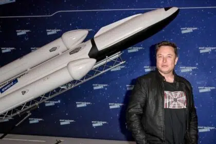 Elon Must plans to send people to space (1)