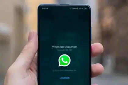 whatsapp says goodbye to green