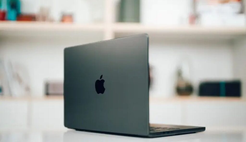 Macbook pro to say goodbye to most controvertial feature (1)